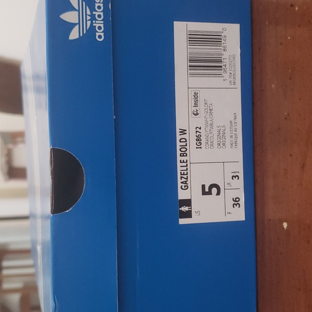 Adidas Gazelle sued deep Orange with 3 White Strips. Worn ONLY onces. Size 5 Men